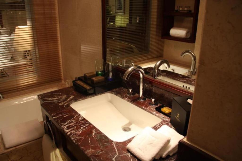 ออพติกส์วาเลย์คิงดอมพลาซ่าหวูฮั่น Hotel อู่ฮั่น ภายนอก รูปภาพ